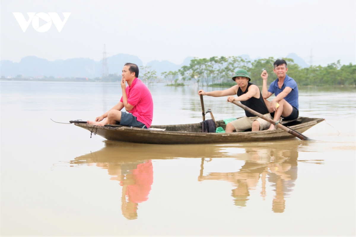 Nước sông Hoàng Long bắt đầu rút, nhiều nơi ở Ninh Bình vẫn chìm trong nước- Ảnh 5.