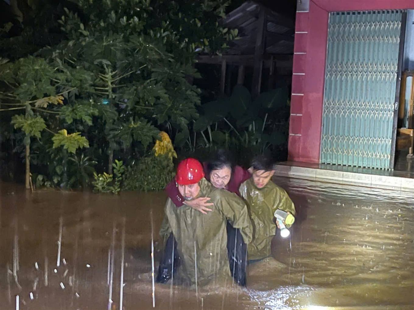 Gian nan hành trình 'cõng' nhu yếu phẩm đến vùng lũ quét, sạt lở: Vì cứu dân luôn là ưu tiên cao nhất- Ảnh 3.