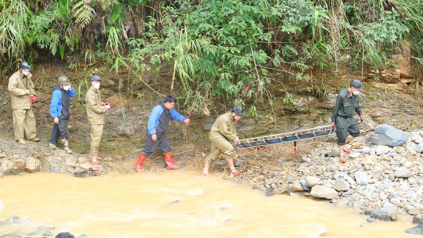 Tìm thấy 52 thi thể trong một huyện, nỗ lực tìm 5 người cuối cùng trên xe bị cuốn trôi- Ảnh 1.