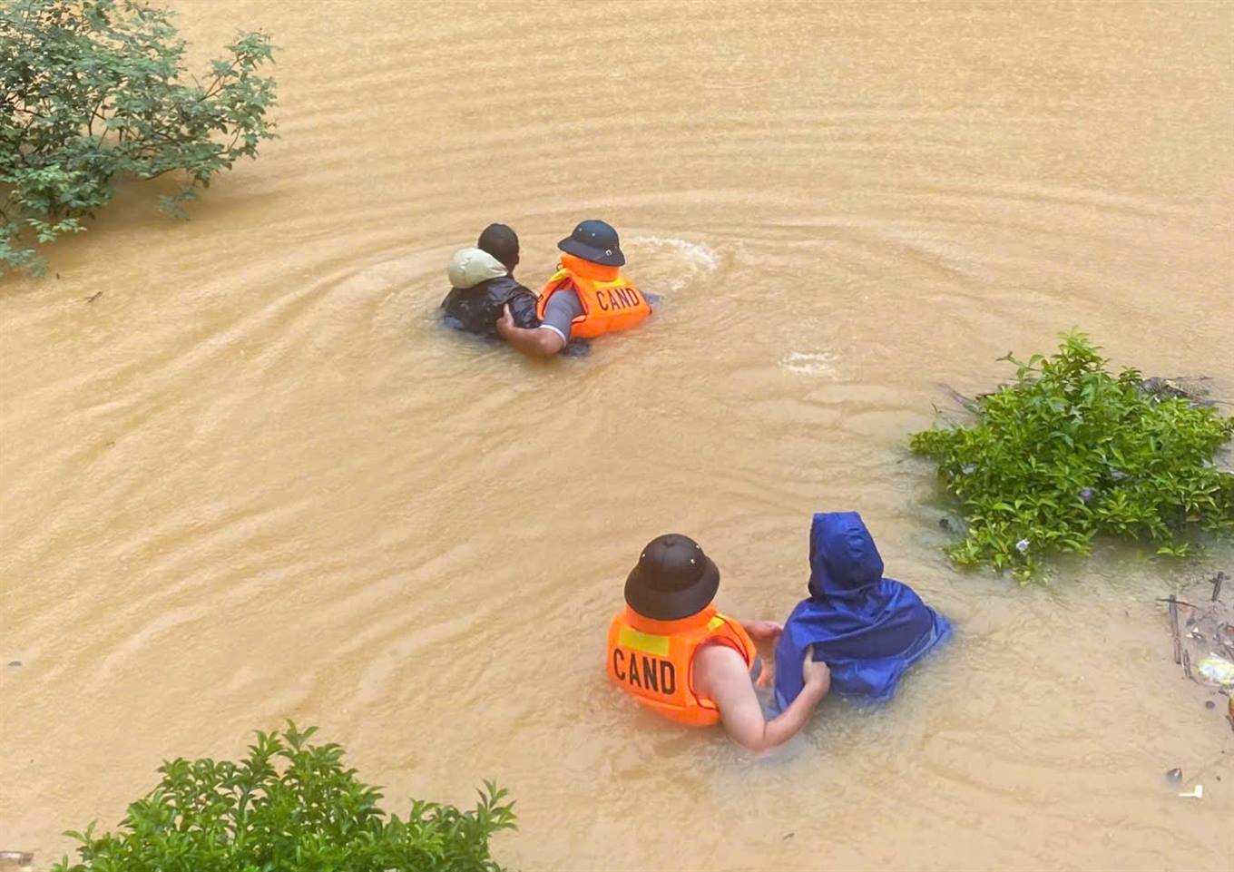 Gian nan hành trình 'cõng' nhu yếu phẩm đến vùng lũ quét, sạt lở: Vì cứu dân luôn là ưu tiên cao nhất- Ảnh 4.