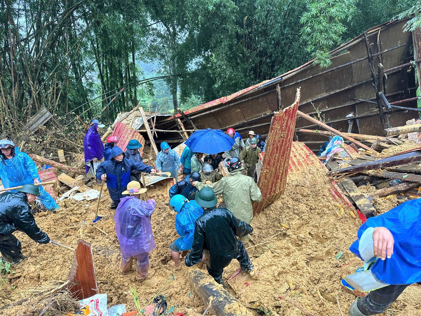 Gian nan hành trình 'cõng' nhu yếu phẩm đến vùng lũ quét, sạt lở: Vì cứu dân luôn là ưu tiên cao nhất- Ảnh 2.