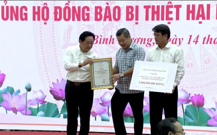 Công ty Đại Nam của ông Huỳnh Uy Dũng ủng hộ đồng bào vùng lũ 5 tỷ đồng- Ảnh 2.