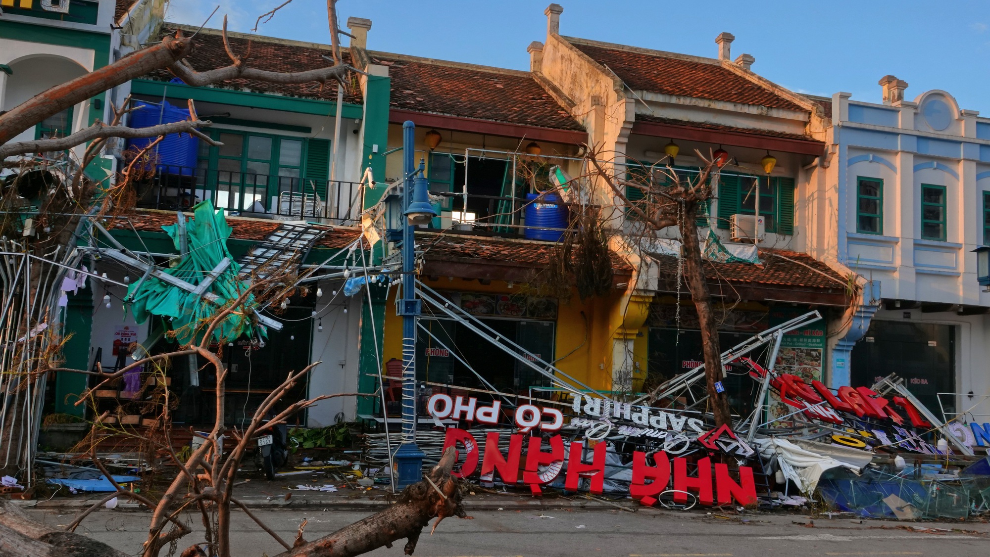 Khung cảnh Quảng Ninh sau một tuần bão Yagi càn quét: "Thủ phủ" du lịch tan tác, thiệt hại cả nghìn tỷ đồng vẫn đang vực dậy để đón khách du lịch- Ảnh 5.