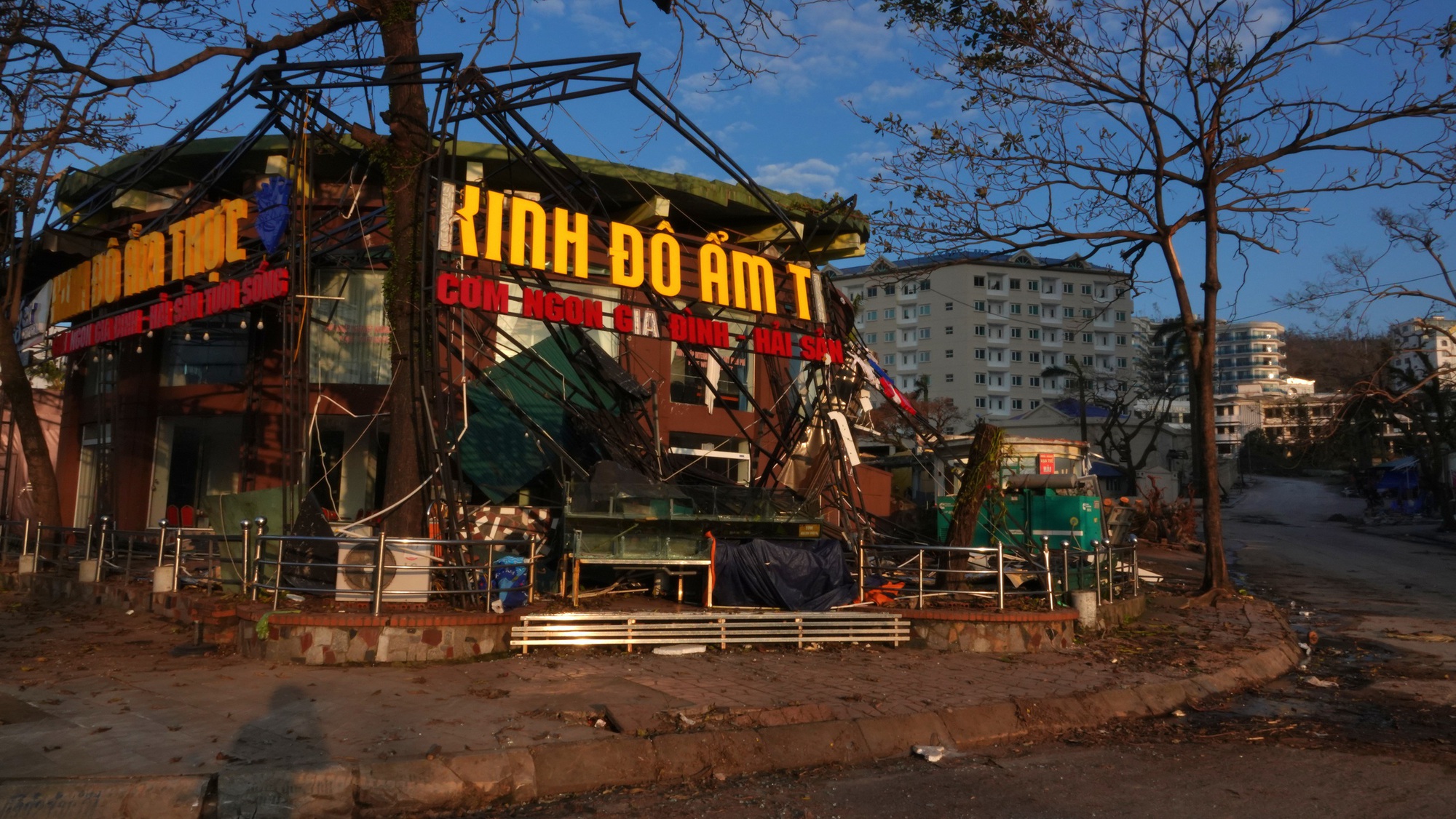 Khung cảnh Quảng Ninh sau một tuần bão Yagi càn quét: "Thủ phủ" du lịch tan tác, thiệt hại cả nghìn tỷ đồng vẫn đang vực dậy để đón khách du lịch- Ảnh 20.