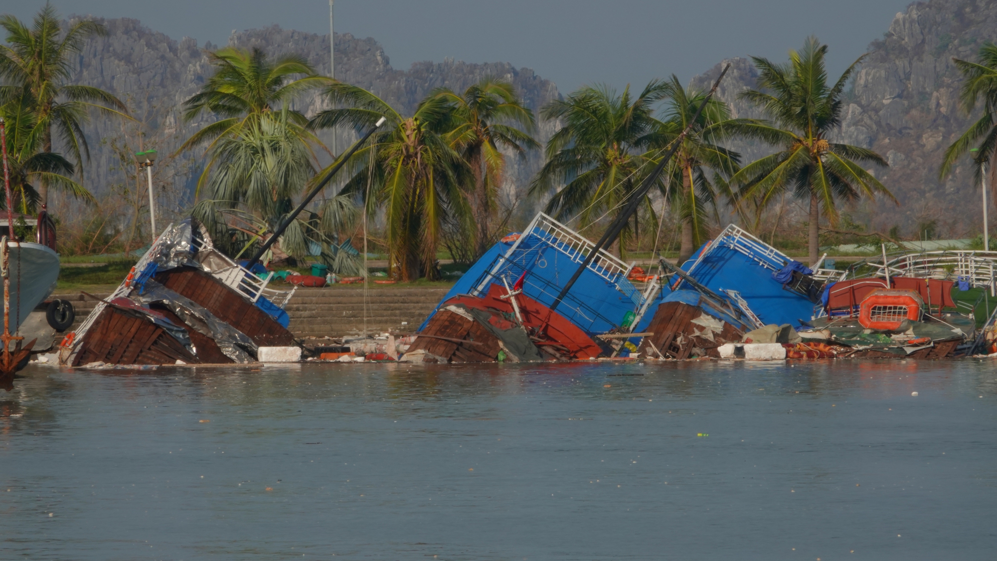 Khung cảnh Quảng Ninh sau một tuần bão Yagi càn quét: "Thủ phủ" du lịch tan tác, thiệt hại cả nghìn tỷ đồng vẫn đang vực dậy để đón khách du lịch- Ảnh 26.