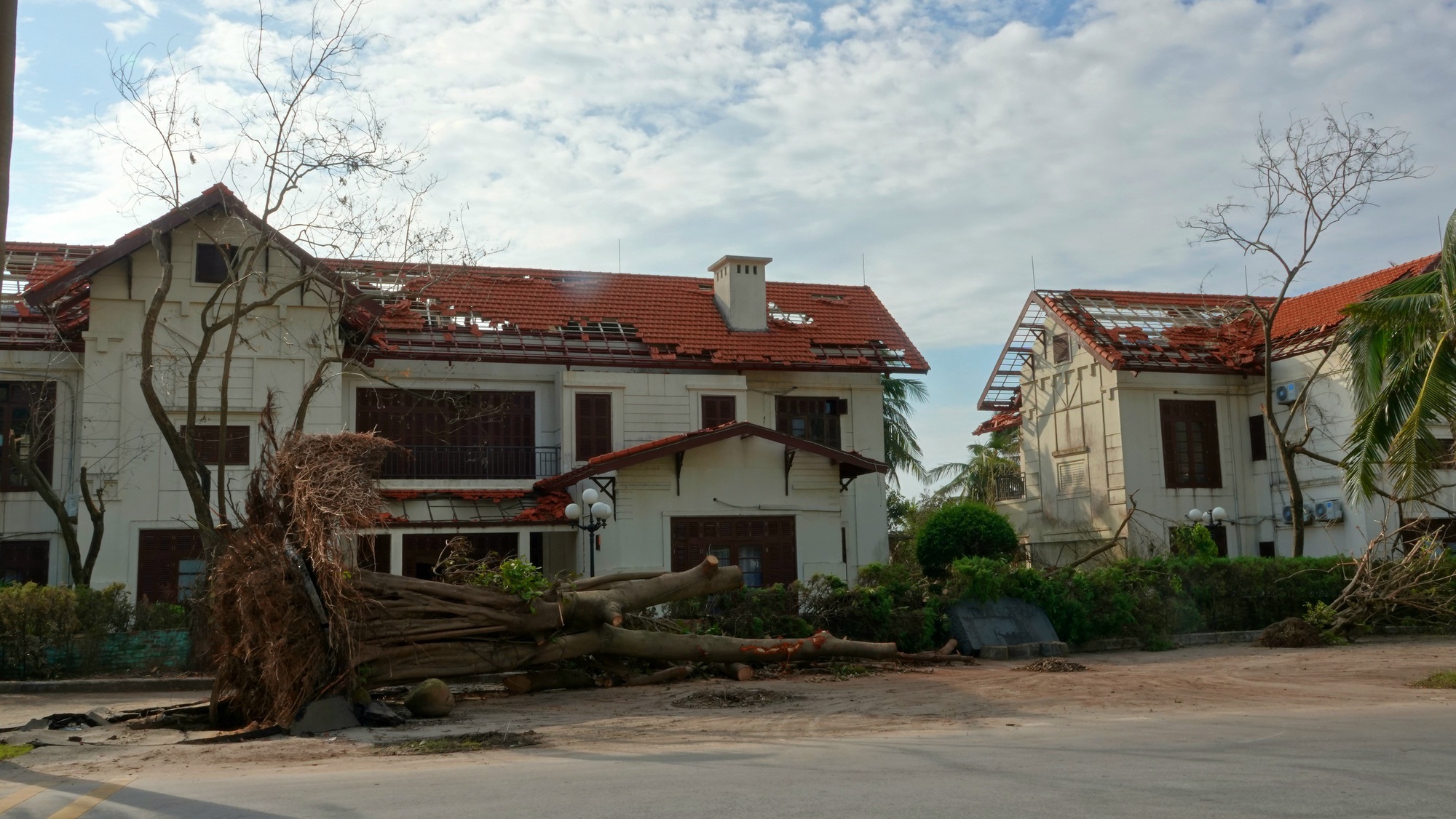 Khung cảnh Quảng Ninh sau một tuần bão Yagi càn quét: "Thủ phủ" du lịch tan tác, thiệt hại cả nghìn tỷ đồng vẫn đang vực dậy để đón khách du lịch- Ảnh 22.