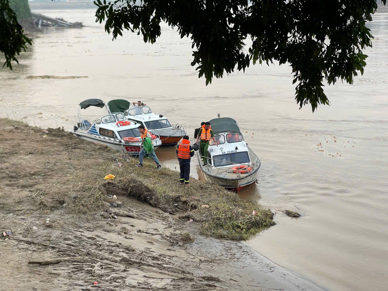 Nhiều ngày sau vụ sập cầu Phong Châu, nhiều người vẫn kiên trì ngồi bên bờ sông ngóng chờ tin tức người thân- Ảnh 4.