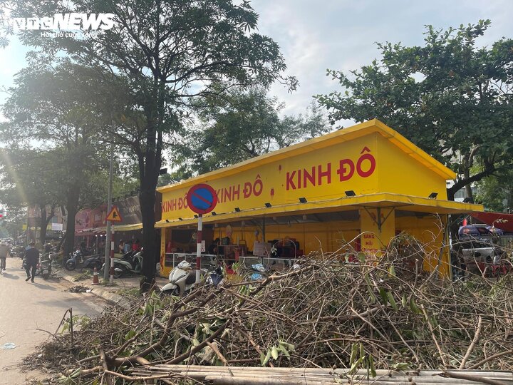 Quầy hàng vặn vẹo sau siêu bão, tiếu thương bán bánh trung 'méo mặt' vì ế hàng- Ảnh 3.