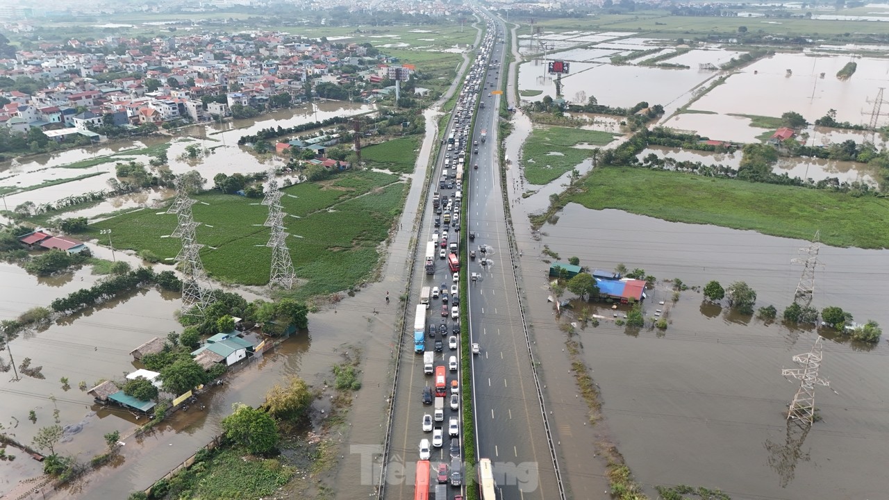 Ô tô tắc hơn 5km trên cao tốc Pháp Vân - Cầu Giẽ do ngập úng- Ảnh 1.