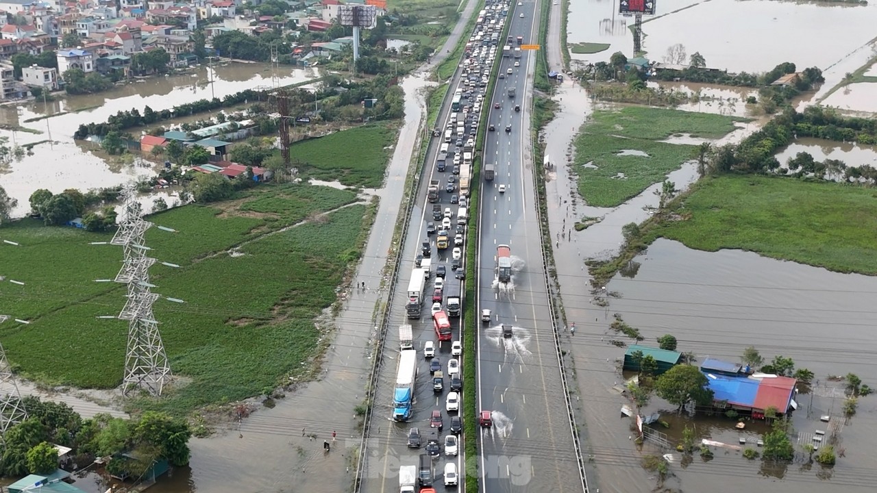 Ô tô tắc hơn 5km trên cao tốc Pháp Vân - Cầu Giẽ do ngập úng- Ảnh 4.