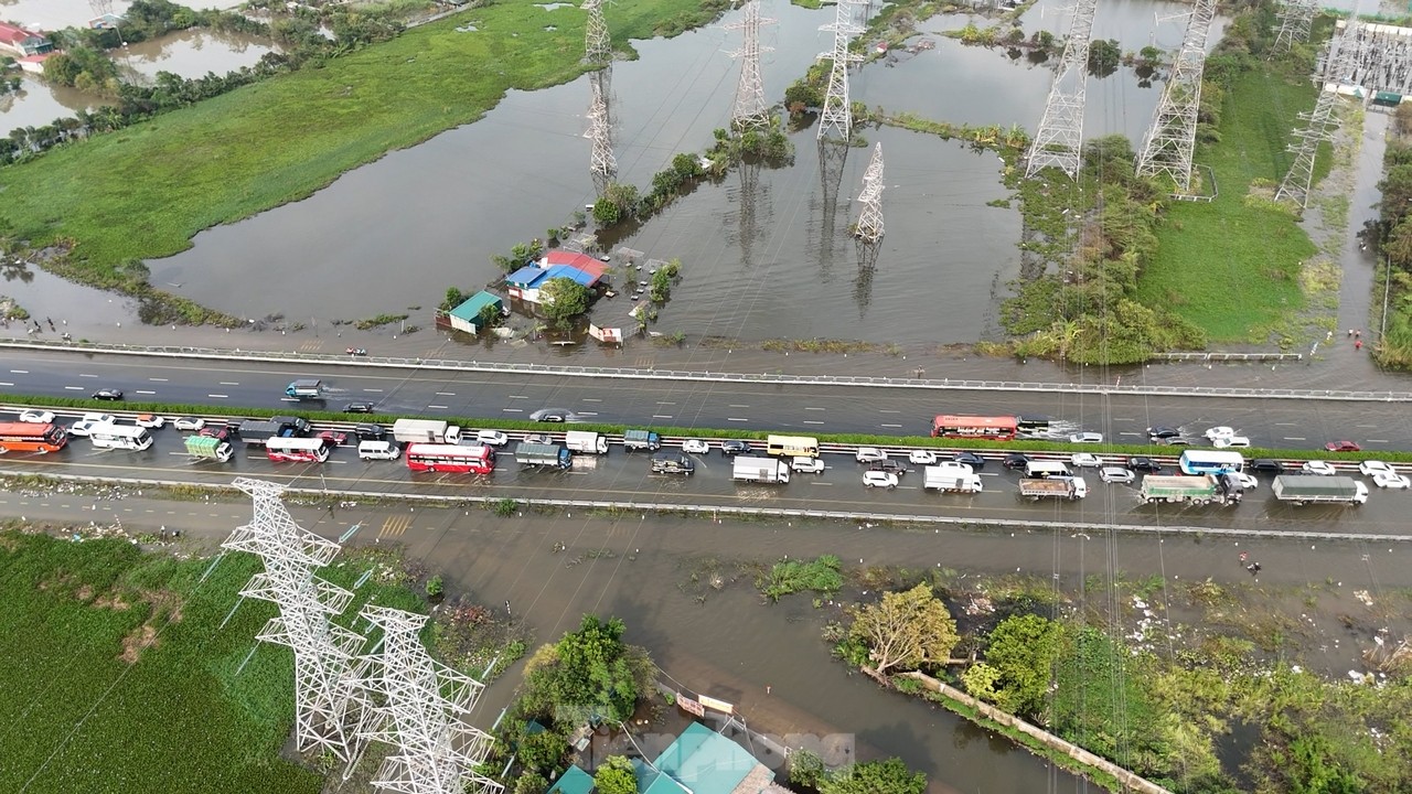 Ô tô tắc hơn 5km trên cao tốc Pháp Vân - Cầu Giẽ do ngập úng- Ảnh 6.