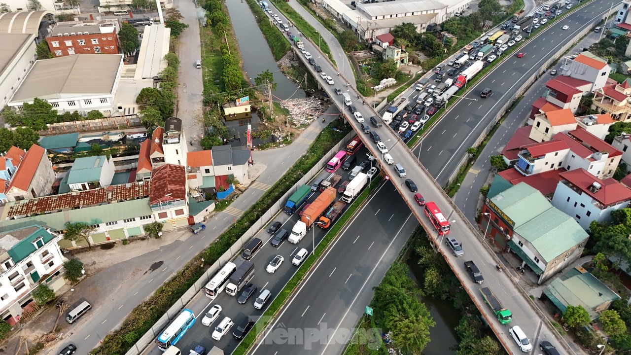 Ô tô tắc hơn 5km trên cao tốc Pháp Vân - Cầu Giẽ do ngập úng- Ảnh 10.