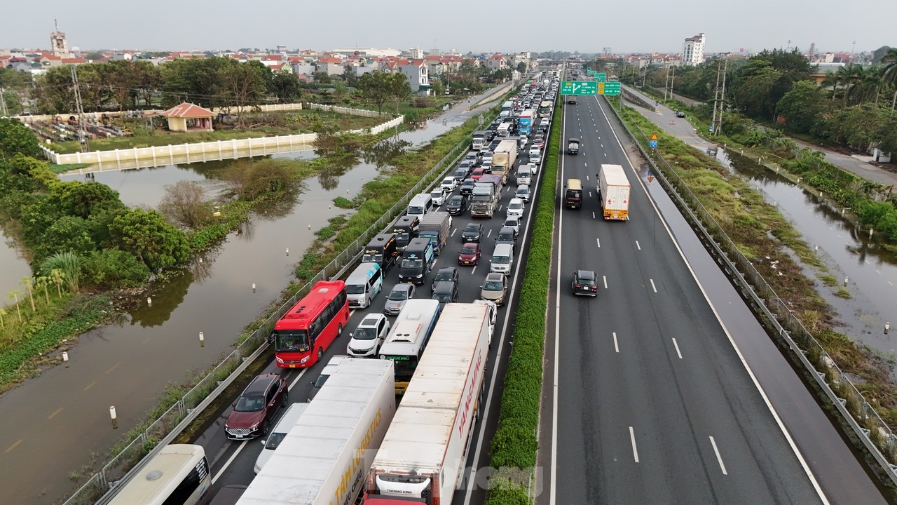 Ô tô tắc hơn 5km trên cao tốc Pháp Vân - Cầu Giẽ do ngập úng- Ảnh 11.