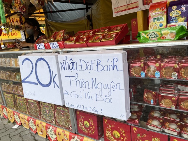 Bánh trung thu gần 300.000 đồng/cái, nhưng mua 1 tặng... 3- Ảnh 4.