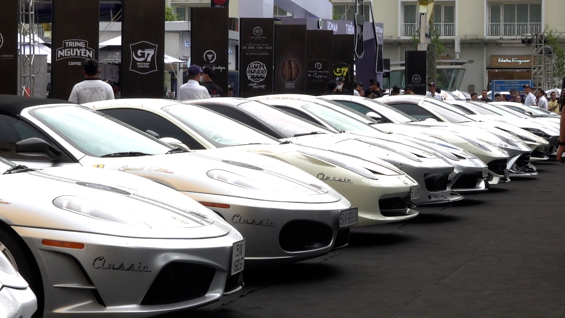 Loạt siêu xe triệu USD đẳng cấp lần đầu đến Việt Nam trong Gumball 3000 thu hút hàng ngàn người tham gia- Ảnh 14.