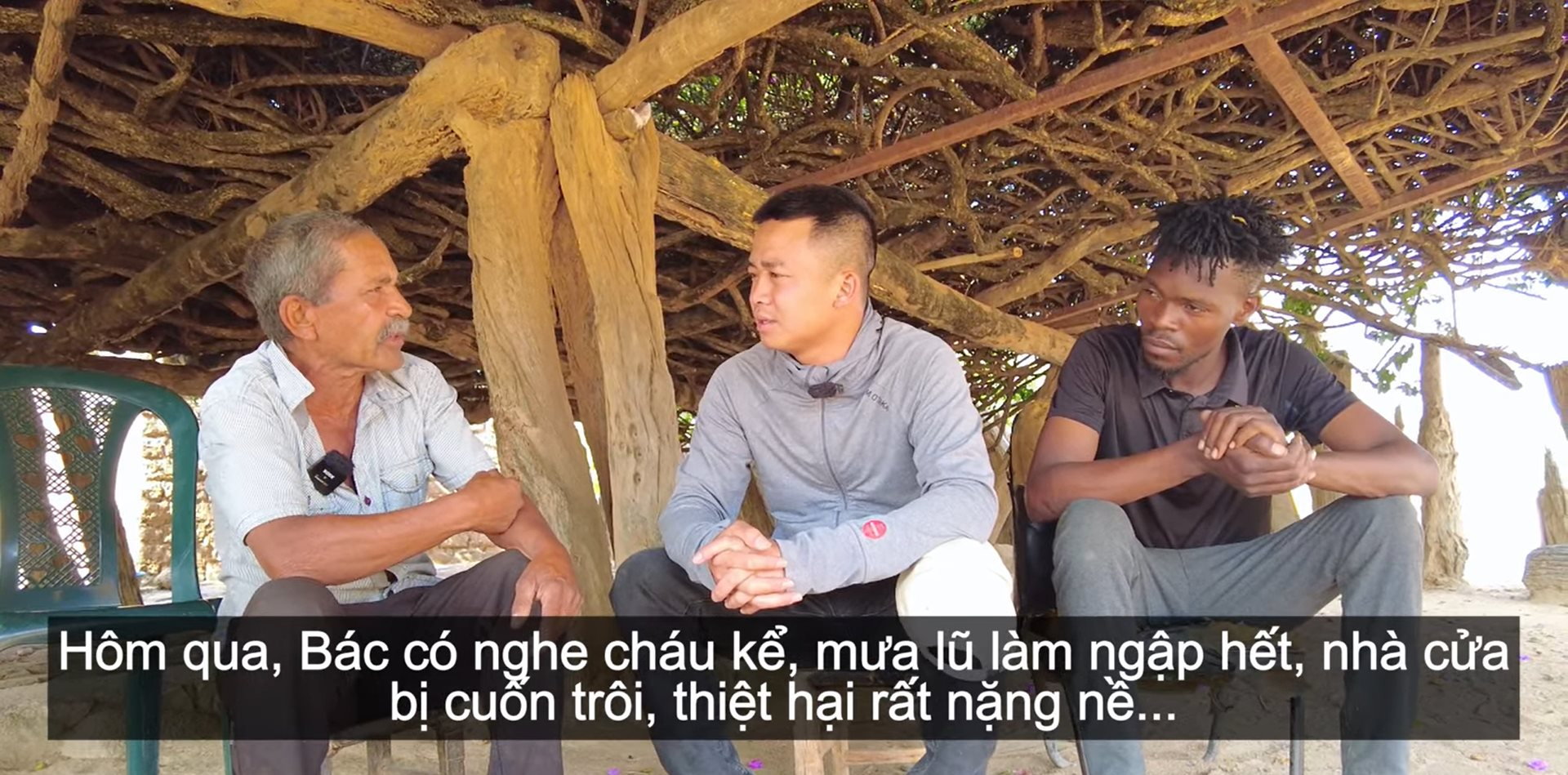 Team Quang Linh châu Phi bật khóc khi được người dân Angola gửi tiền ủng hộ đồng bào lũ lụt: "Người Việt đã giúp chúng tôi quá nhiều"- Ảnh 1.