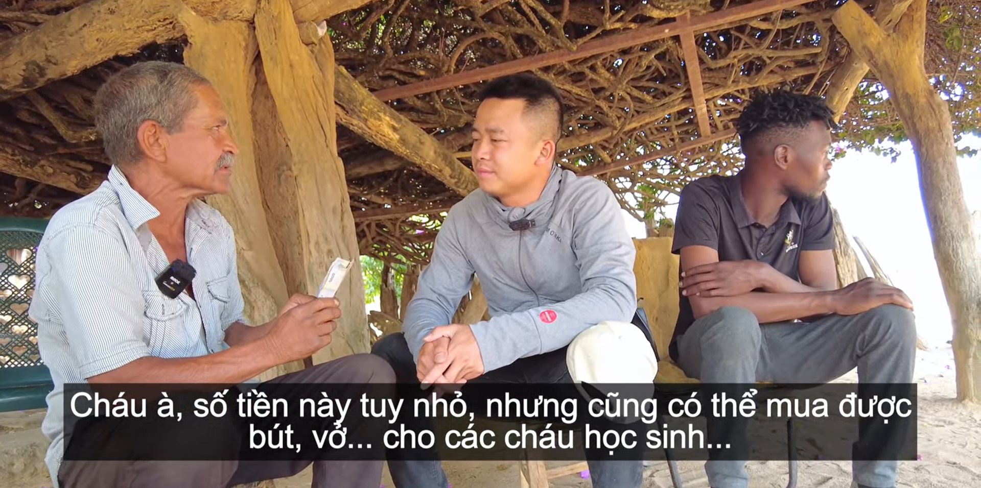 Team Quang Linh châu Phi bật khóc khi được người dân Angola gửi tiền ủng hộ đồng bào lũ lụt: "Người Việt đã giúp chúng tôi quá nhiều"- Ảnh 3.