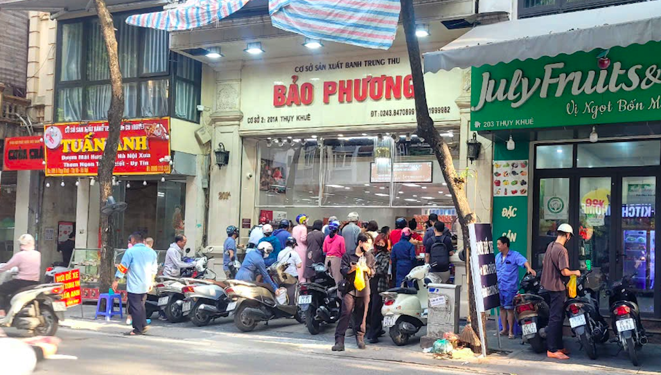 Khách đợi cả tiếng, xếp hàng dài mua bánh trung thu- Ảnh 6.