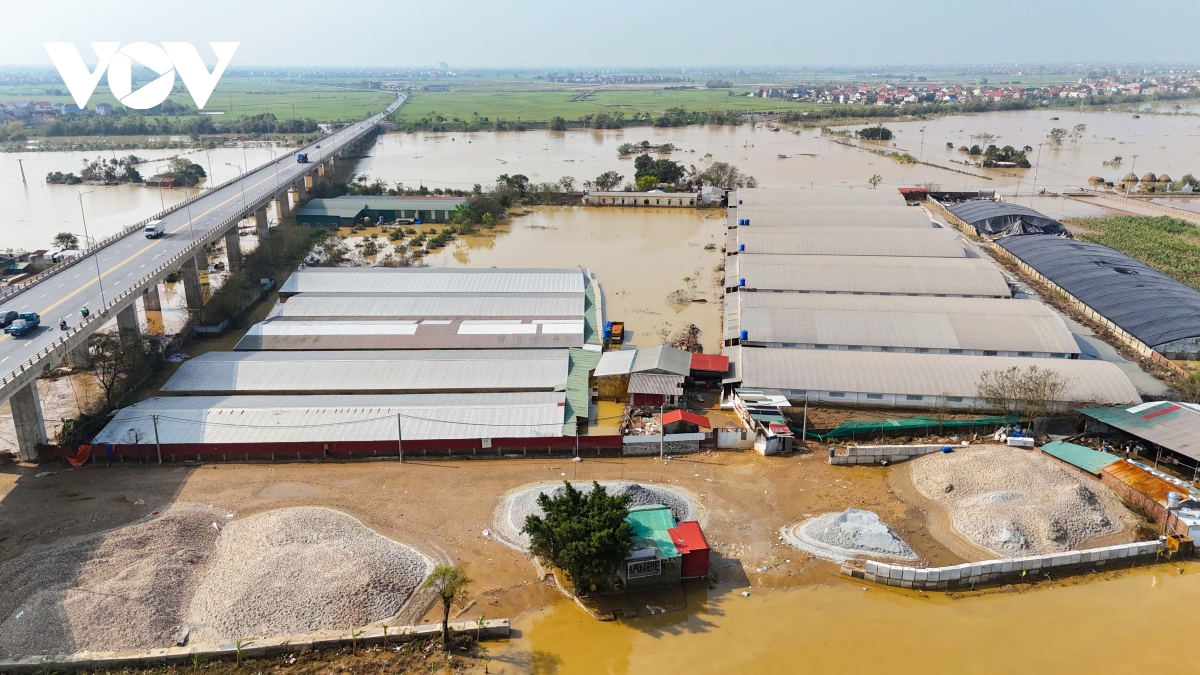 Khung cảnh tan hoang tại loạt công trình sai phép bủa vây cầu nghìn tỷ ở Bắc Ninh- Ảnh 2.