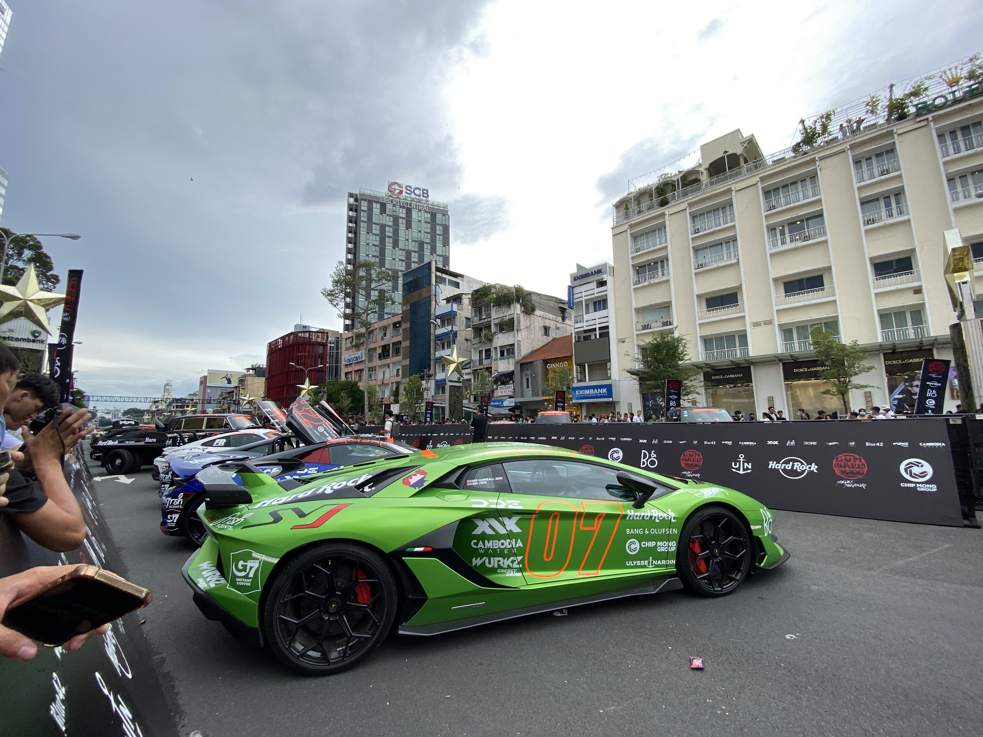 Loạt siêu xe triệu USD đẳng cấp lần đầu đến Việt Nam trong Gumball 3000 thu hút hàng ngàn người tham gia- Ảnh 4.