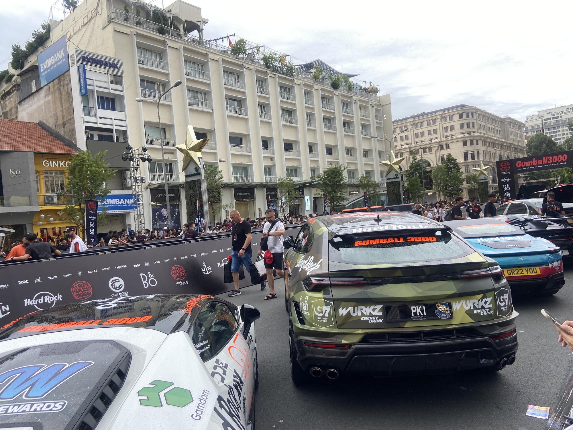 Loạt siêu xe triệu USD đẳng cấp lần đầu đến Việt Nam trong Gumball 3000 thu hút hàng ngàn người tham gia- Ảnh 6.