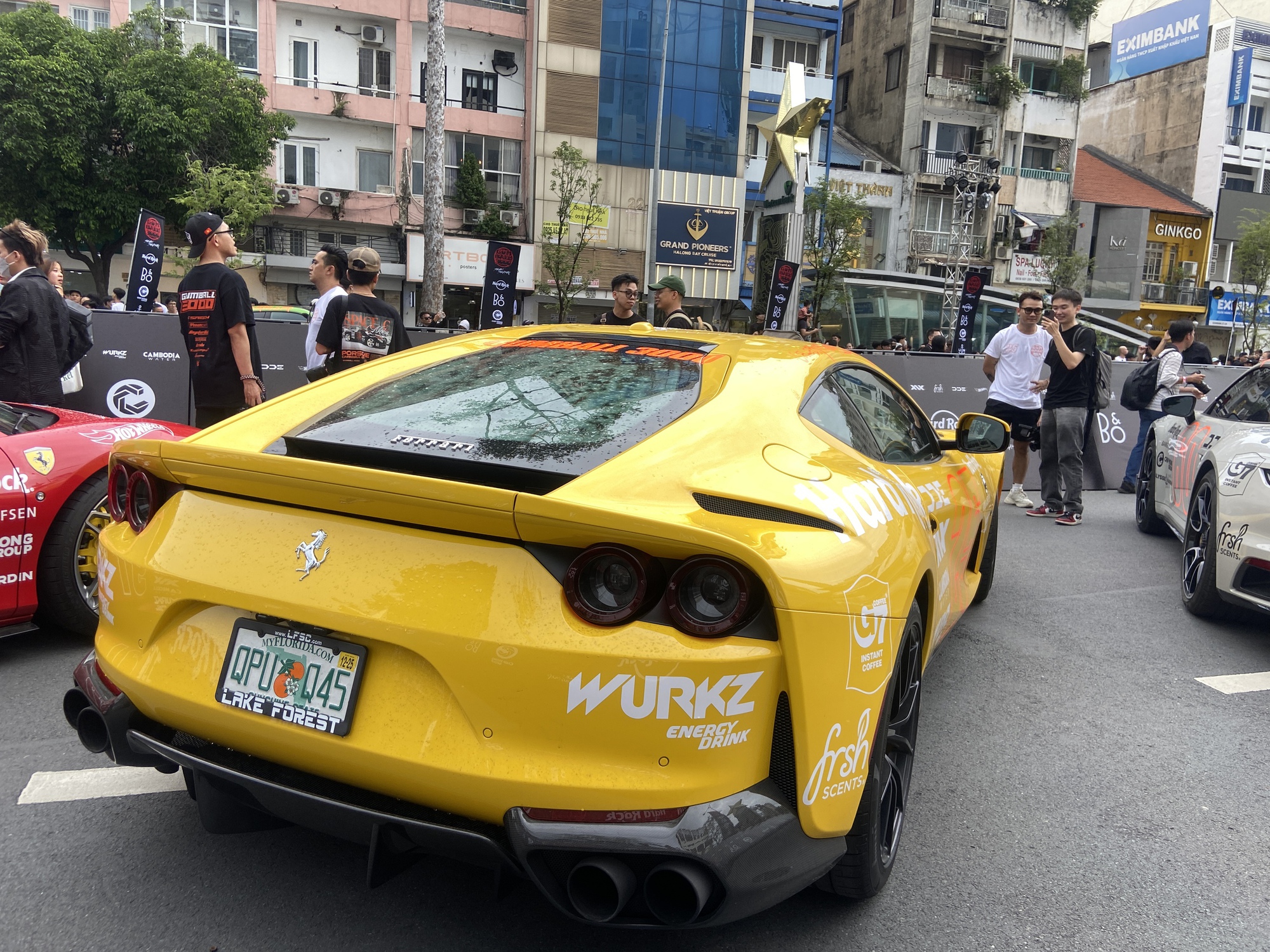 Loạt siêu xe triệu USD đẳng cấp lần đầu đến Việt Nam trong Gumball 3000 thu hút hàng ngàn người tham gia- Ảnh 8.