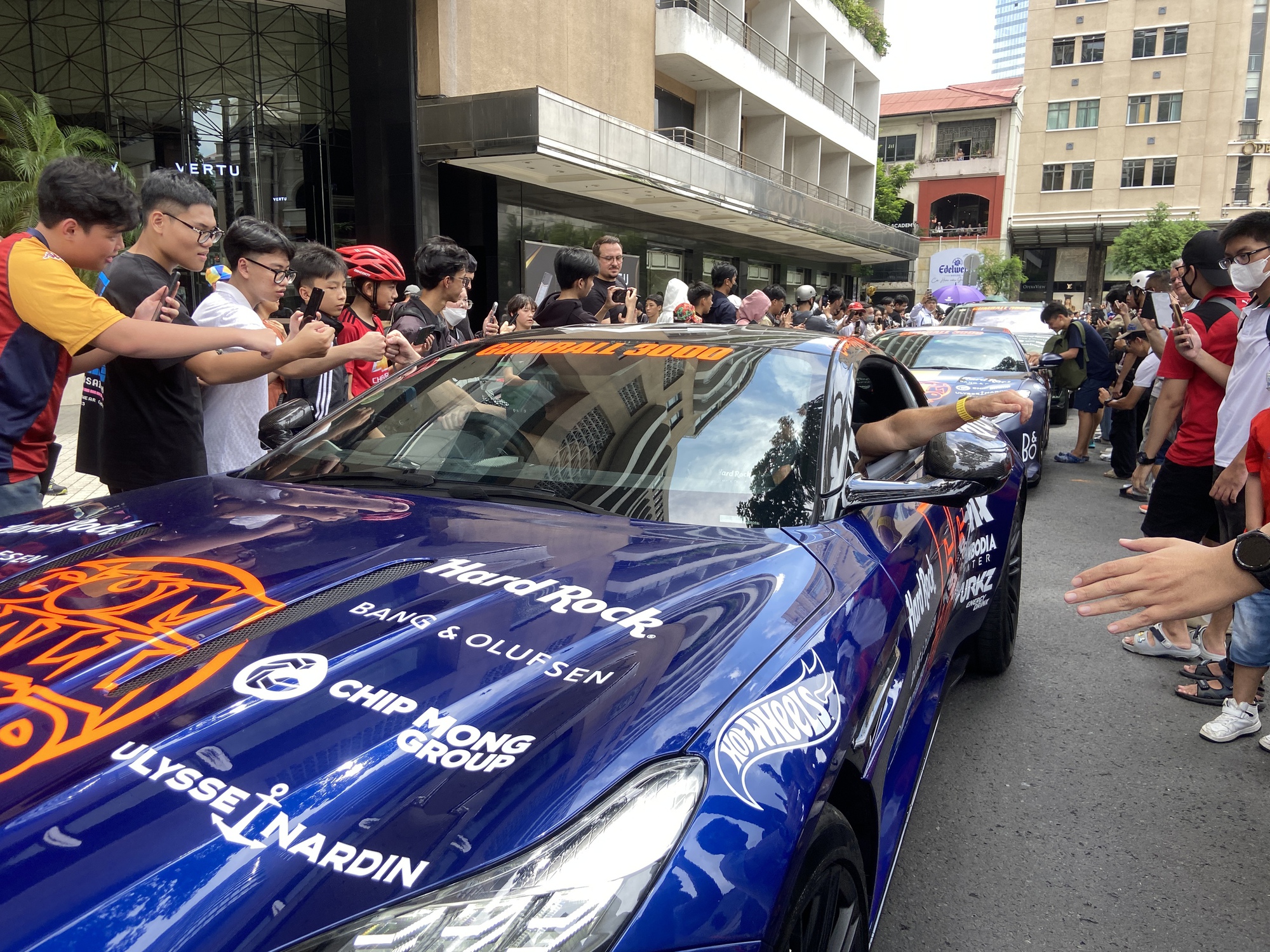 Loạt siêu xe triệu USD đẳng cấp lần đầu đến Việt Nam trong Gumball 3000 thu hút hàng ngàn người tham gia- Ảnh 3.