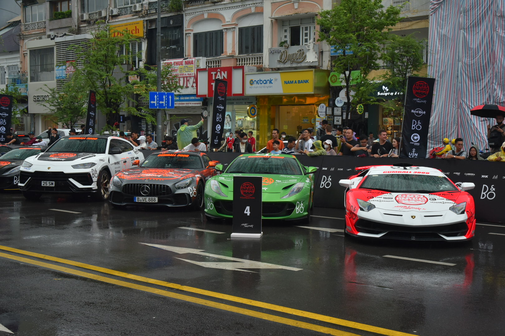 4 xe khủng hút view nhất Gumball 3000: Đính kim cương, có chiếc dùng băng dính cố định bodykit- Ảnh 1.