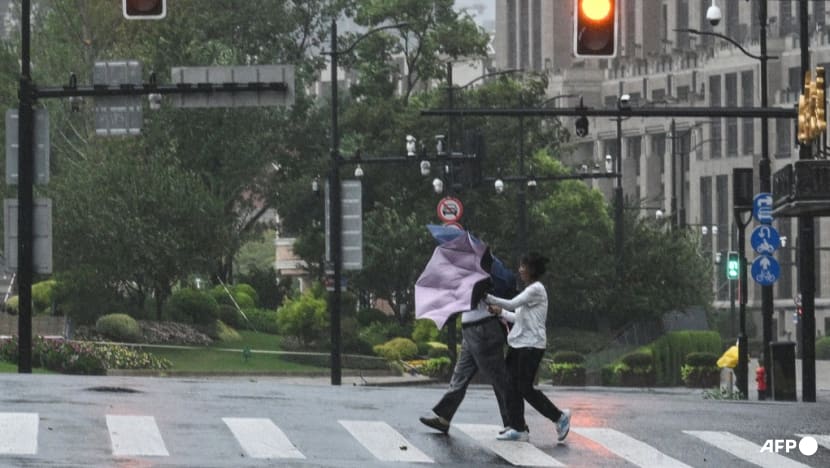 Cơn bão mạnh nhất trong 75 năm đổ bộ Thượng Hải (Trung Quốc): Tàn phá kinh hoàng thành phố, cảnh báo đỏ được ban hành- Ảnh 2.