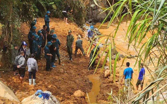 Tìm thấy 54 thi thể trong một huyện, còn 2 nạn nhân trong xe bị cuốn trôi vẫn chưa tìm thấy- Ảnh 2.