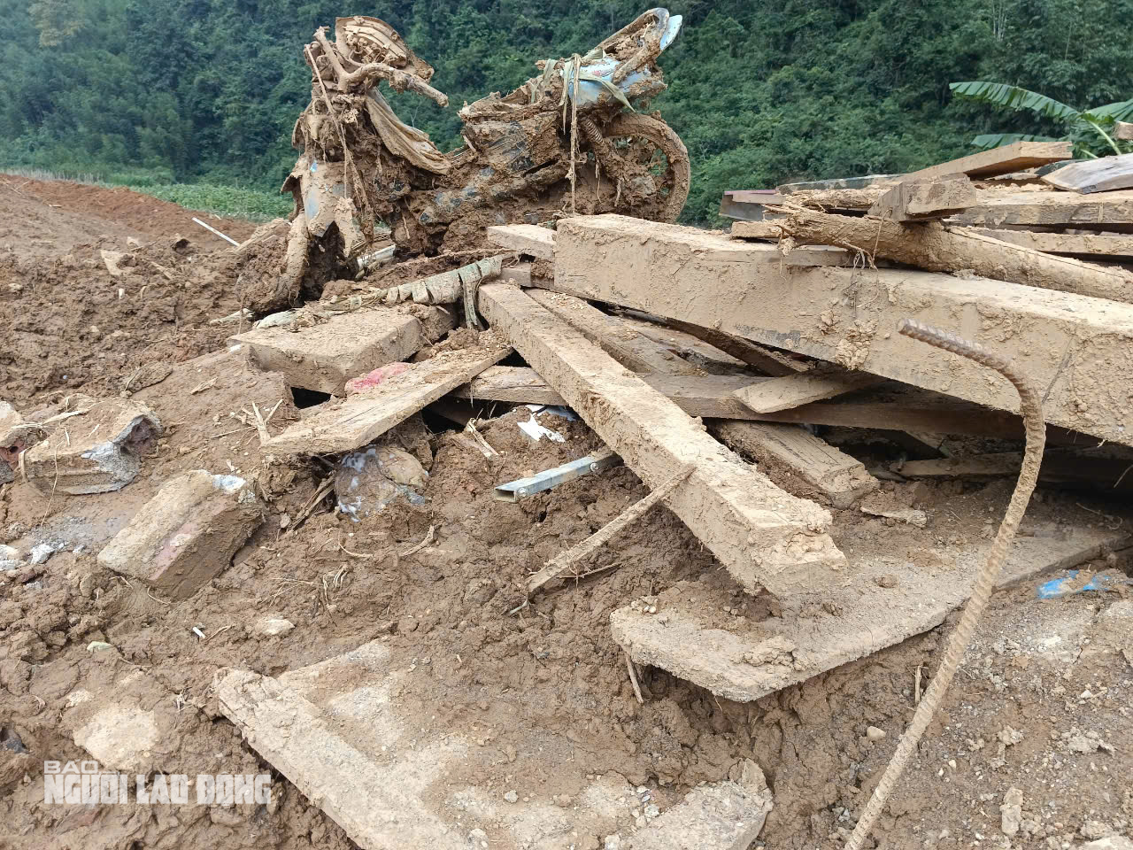 VIDEO: Tan hoang hiện trường vụ sạt lở đất làm 9 người chết, nhiều người bị thương- Ảnh 1.