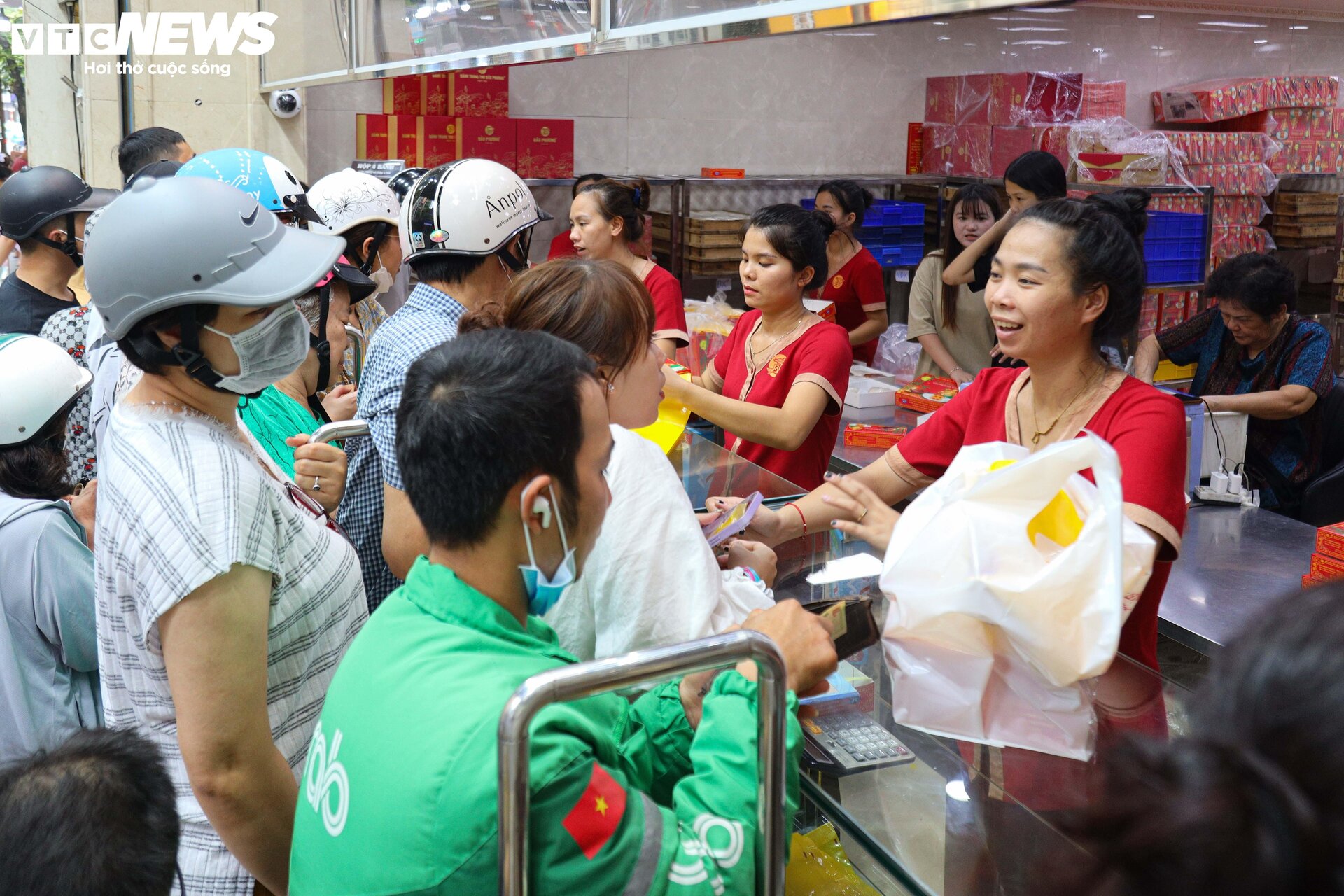 Khách nườm nượp xếp hàng chờ mua bánh trung thu truyền thống ở Hà Nội- Ảnh 9.