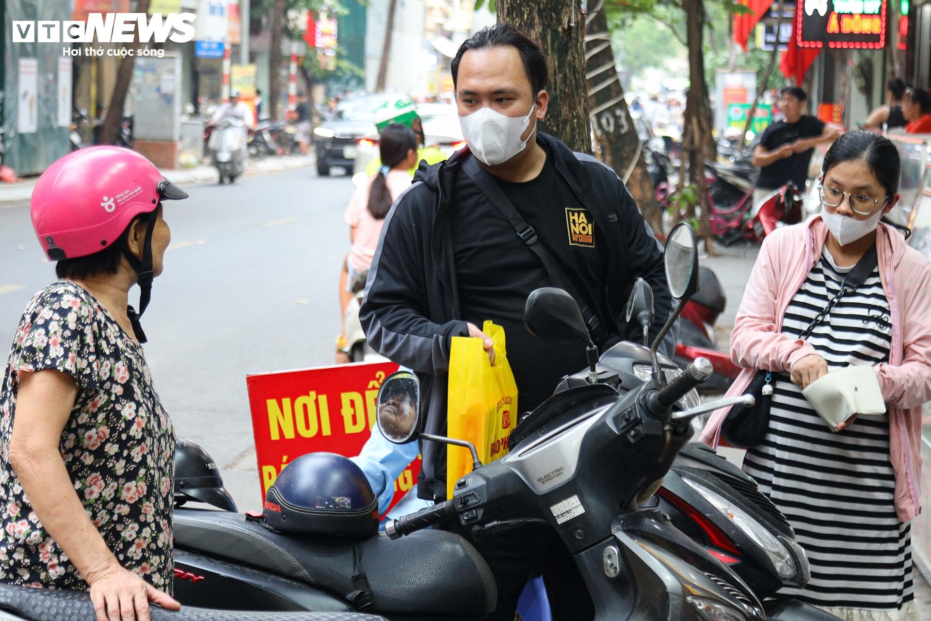 Khách nườm nượp xếp hàng chờ mua bánh trung thu truyền thống ở Hà Nội- Ảnh 14.