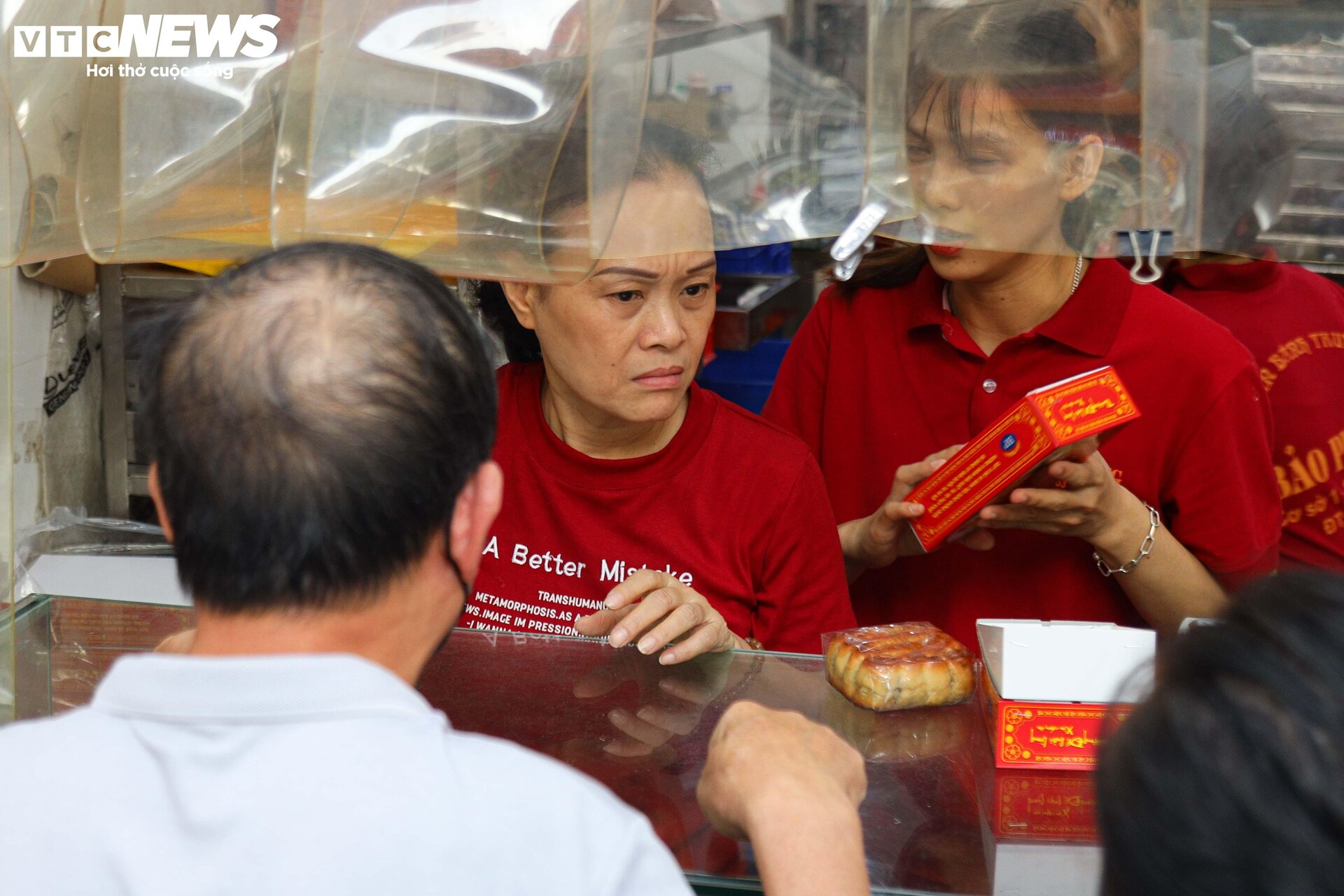 Khách nườm nượp xếp hàng chờ mua bánh trung thu truyền thống ở Hà Nội- Ảnh 5.