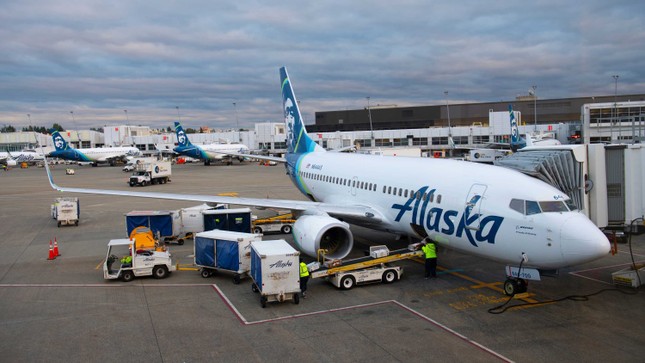 Bốn nữ tiếp viên Alaska Airlines nôn mửa vì ‘mùi lạ’ trên máy bay- Ảnh 1.