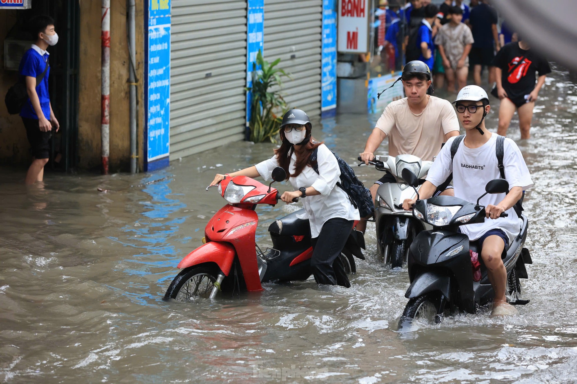 Mưa lớn xuyên đêm, nhiều tuyến đường ngập sâu, người Hà Nội rời nhà trước 6h sáng vẫn không thoát tắc- Ảnh 14.