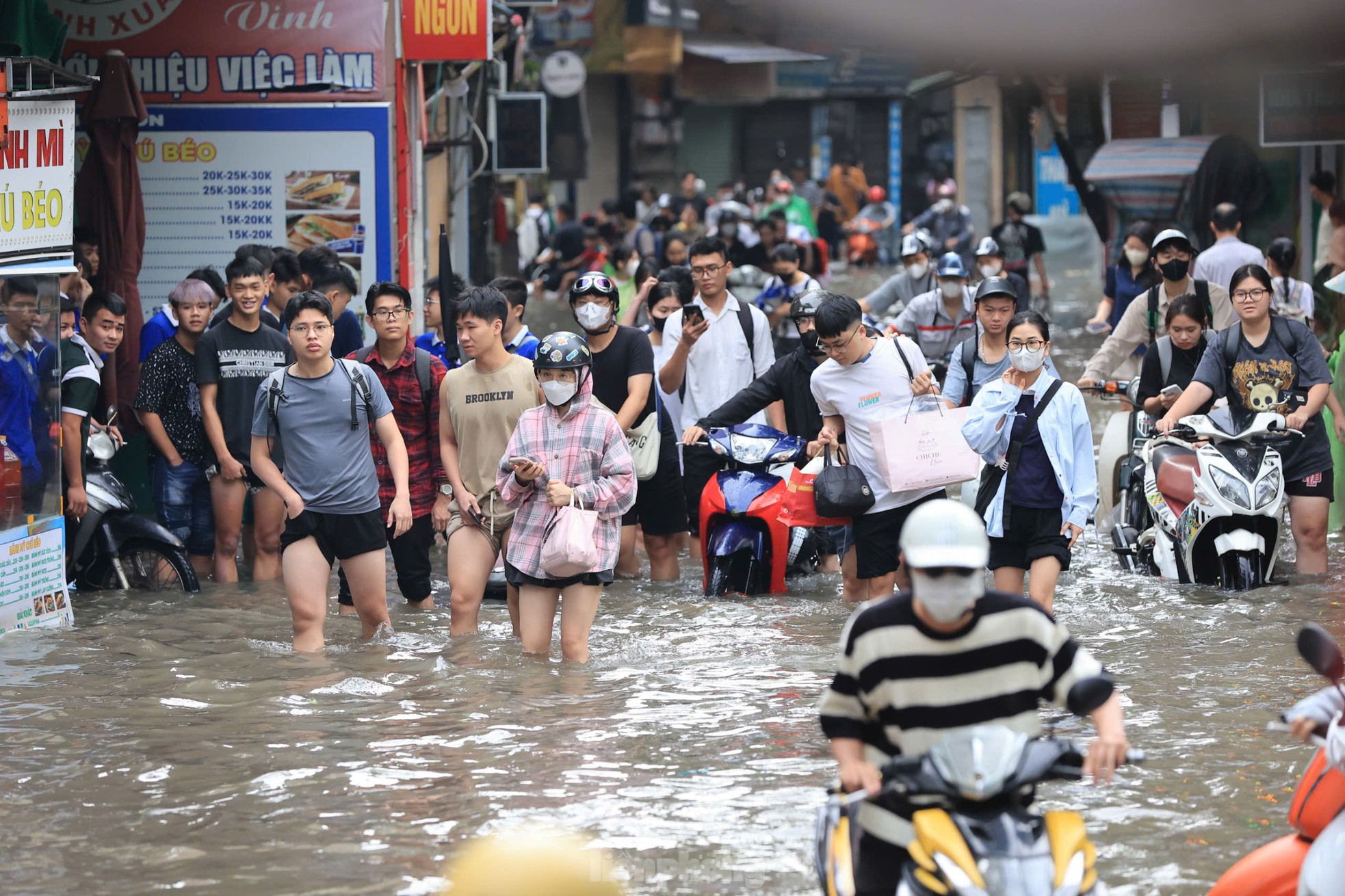 Mưa lớn xuyên đêm, nhiều tuyến đường ngập sâu, người Hà Nội rời nhà trước 6h sáng vẫn không thoát tắc- Ảnh 13.