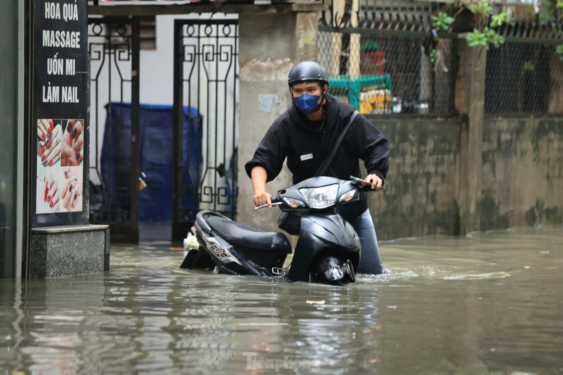 Mưa lớn xuyên đêm, nhiều tuyến đường ngập sâu, người Hà Nội rời nhà trước 6h sáng vẫn không thoát tắc- Ảnh 15.