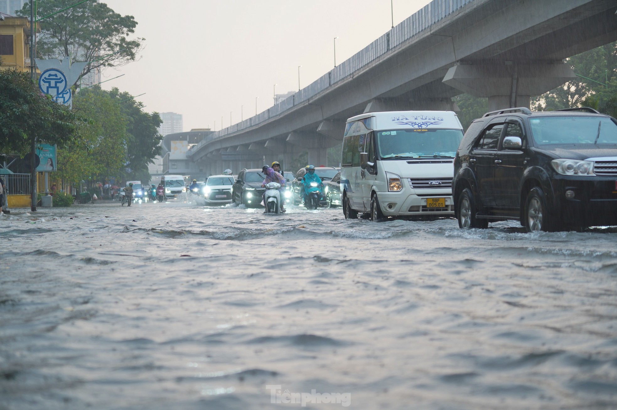 Mưa lớn xuyên đêm, giao thông Hà Nội ùn tắc, lộn xộn 5 giờ sáng- Ảnh 1.