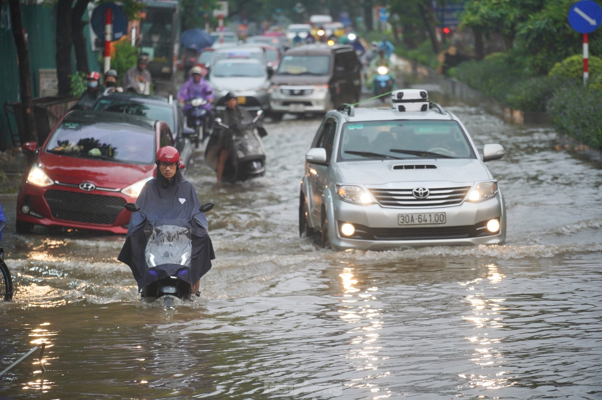 Mưa lớn xuyên đêm, nhiều tuyến đường ngập sâu, người Hà Nội rời nhà trước 6h sáng vẫn không thoát tắc- Ảnh 23.