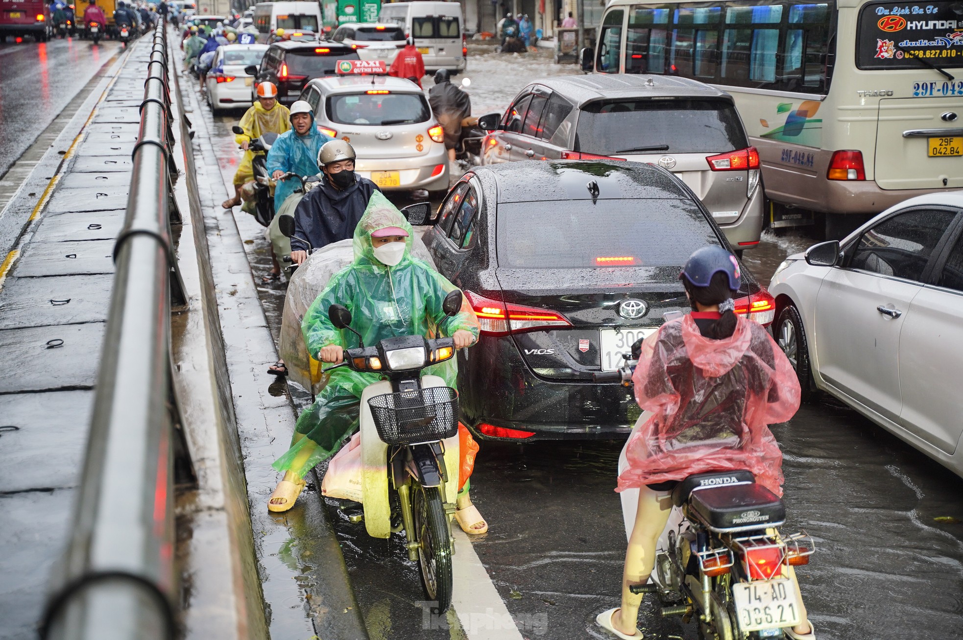 Mưa lớn xuyên đêm, giao thông Hà Nội ùn tắc, lộn xộn 5 giờ sáng- Ảnh 10.