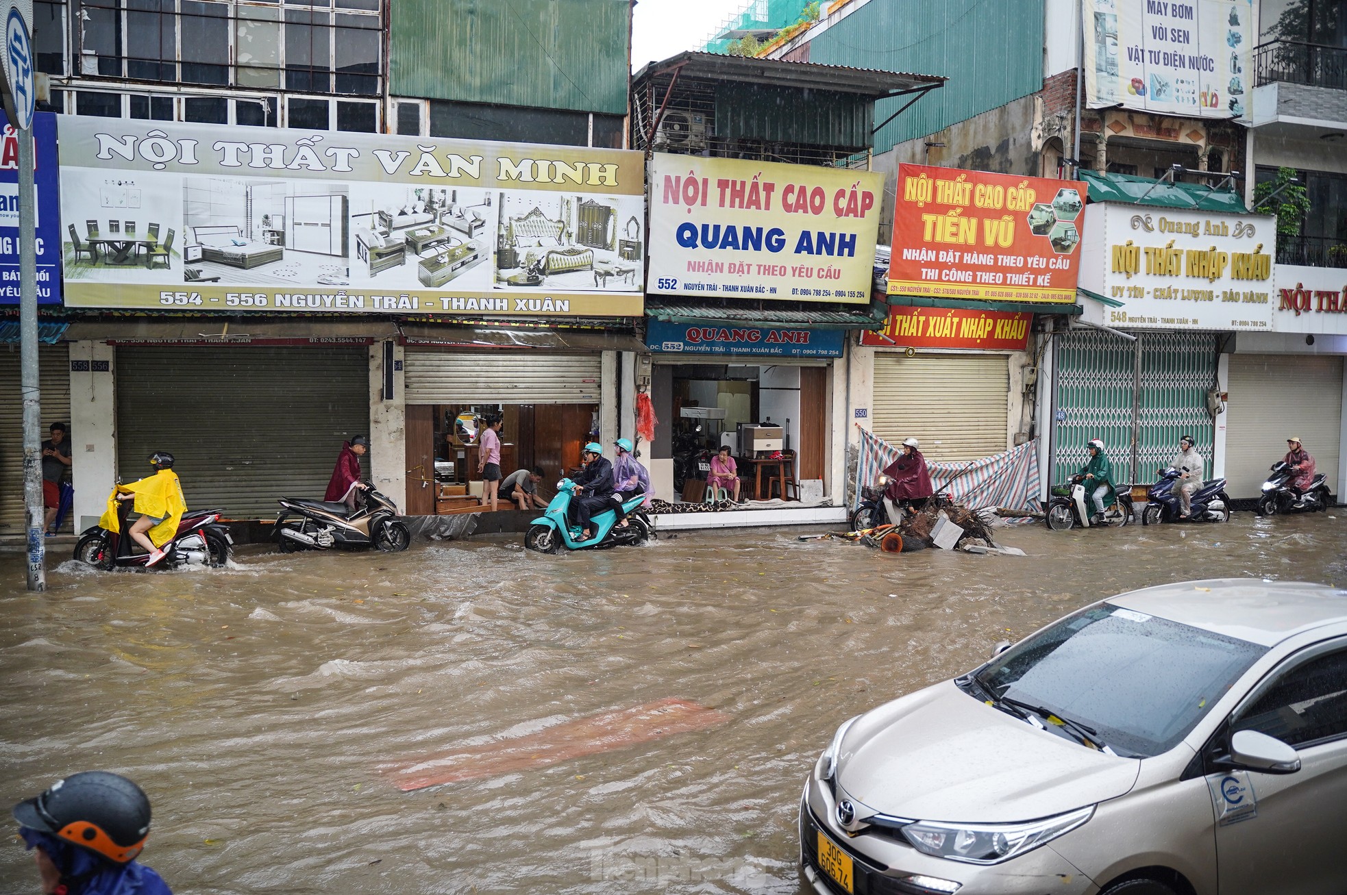 Mưa lớn xuyên đêm, nhiều tuyến đường ngập sâu, người Hà Nội rời nhà trước 6h sáng vẫn không thoát tắc- Ảnh 20.