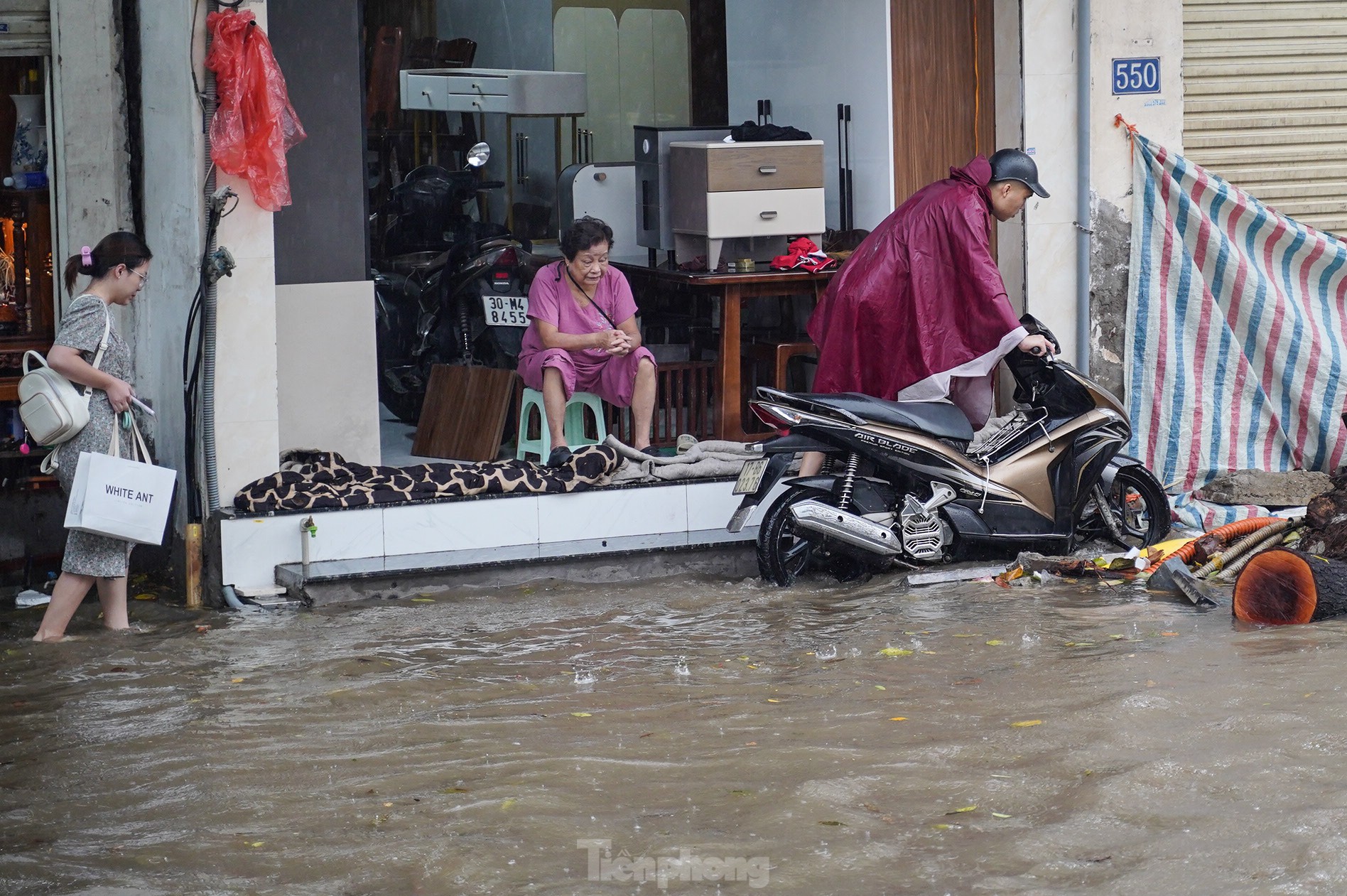 Mưa lớn xuyên đêm, nhiều tuyến đường ngập sâu, người Hà Nội rời nhà trước 6h sáng vẫn không thoát tắc- Ảnh 21.