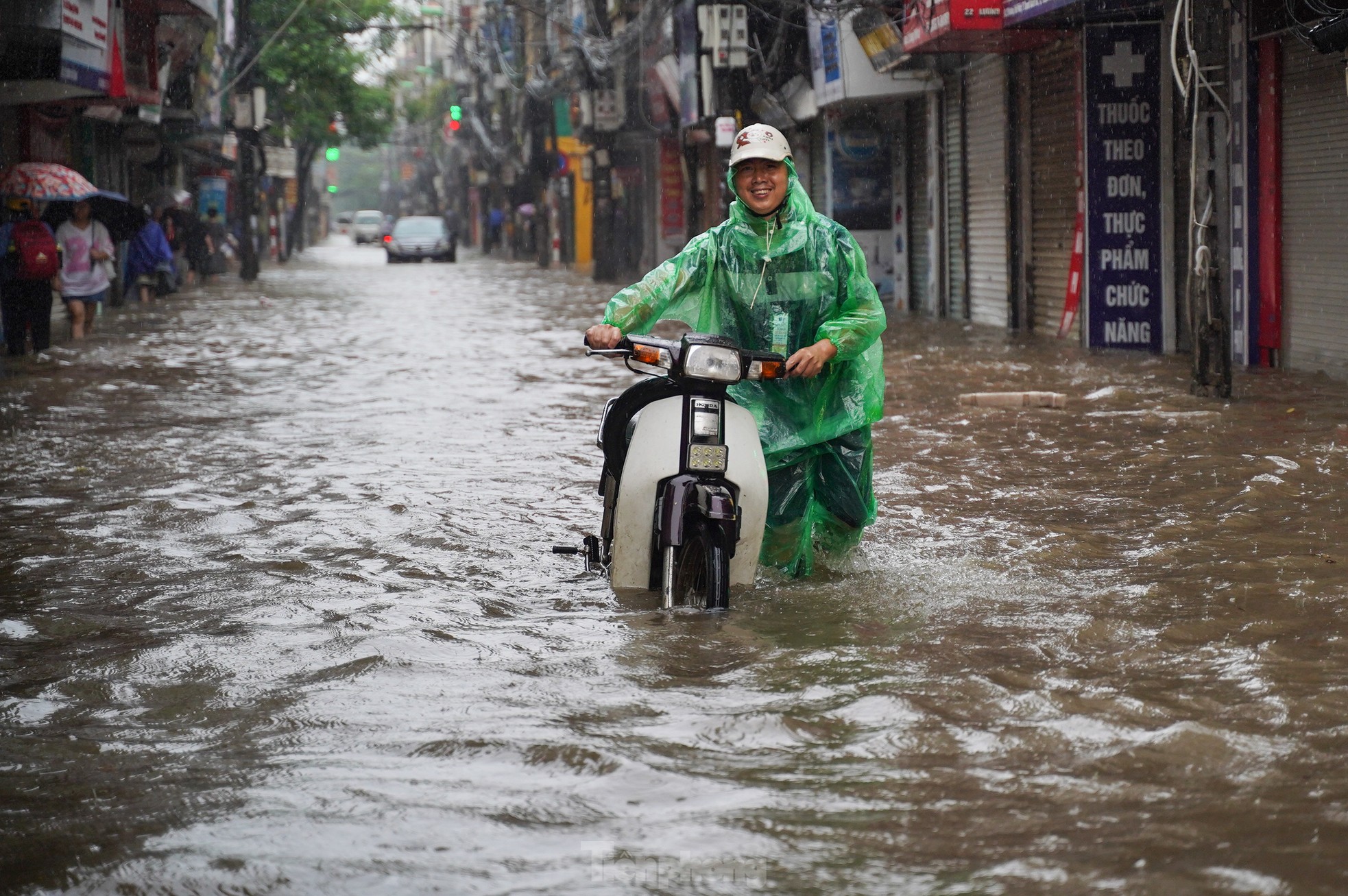 Mưa lớn xuyên đêm, giao thông Hà Nội ùn tắc, lộn xộn 5 giờ sáng- Ảnh 12.