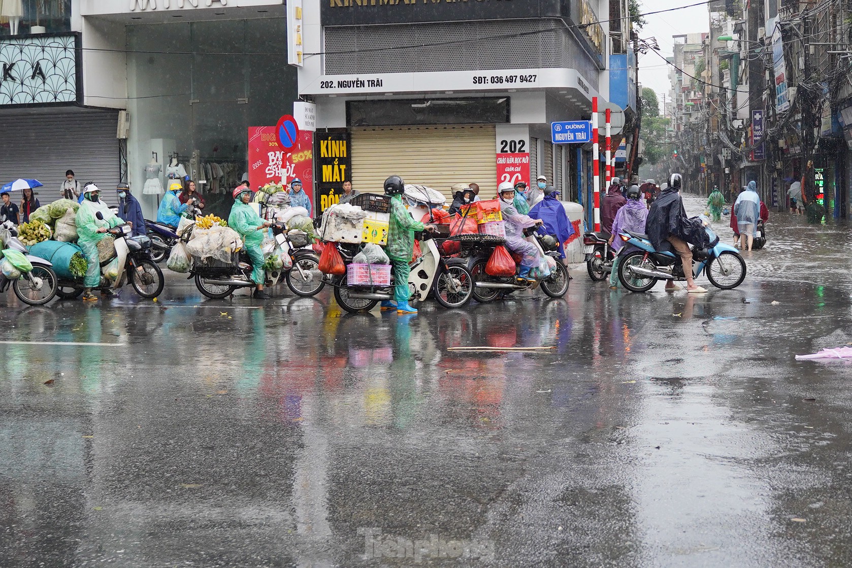 Mưa lớn xuyên đêm, nhiều tuyến đường ngập sâu, người Hà Nội rời nhà trước 6h sáng vẫn không thoát tắc- Ảnh 17.