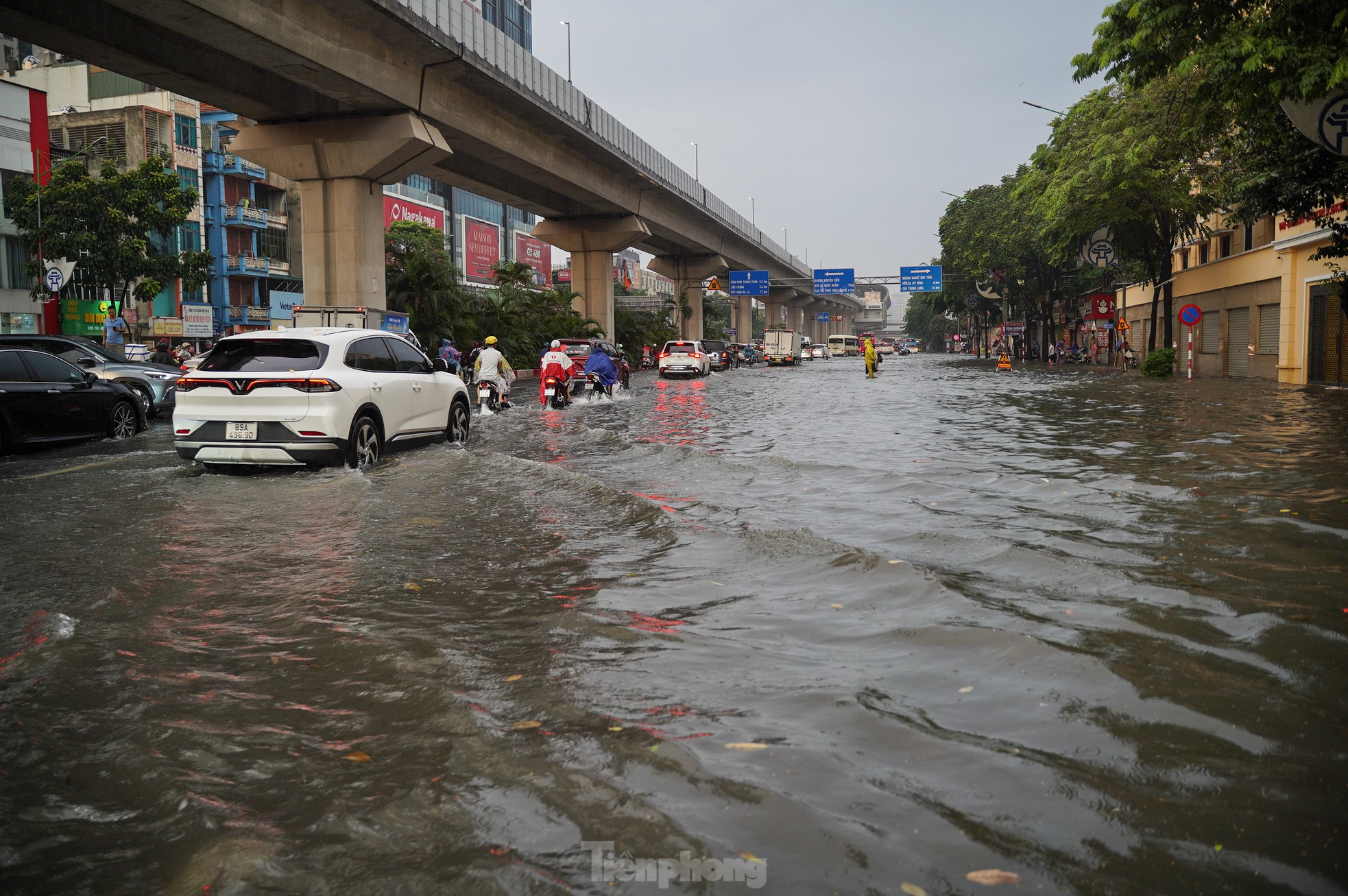 Mưa lớn xuyên đêm, giao thông Hà Nội ùn tắc, lộn xộn 5 giờ sáng- Ảnh 20.