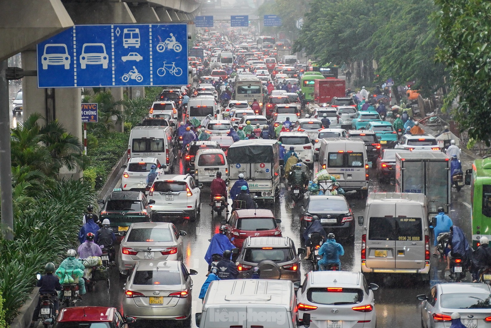 Mưa lớn xuyên đêm, giao thông Hà Nội ùn tắc, lộn xộn 5 giờ sáng- Ảnh 15.