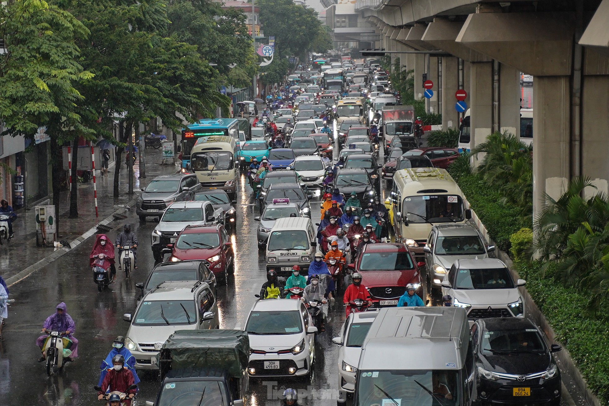 Mưa lớn xuyên đêm, giao thông Hà Nội ùn tắc, lộn xộn 5 giờ sáng- Ảnh 14.