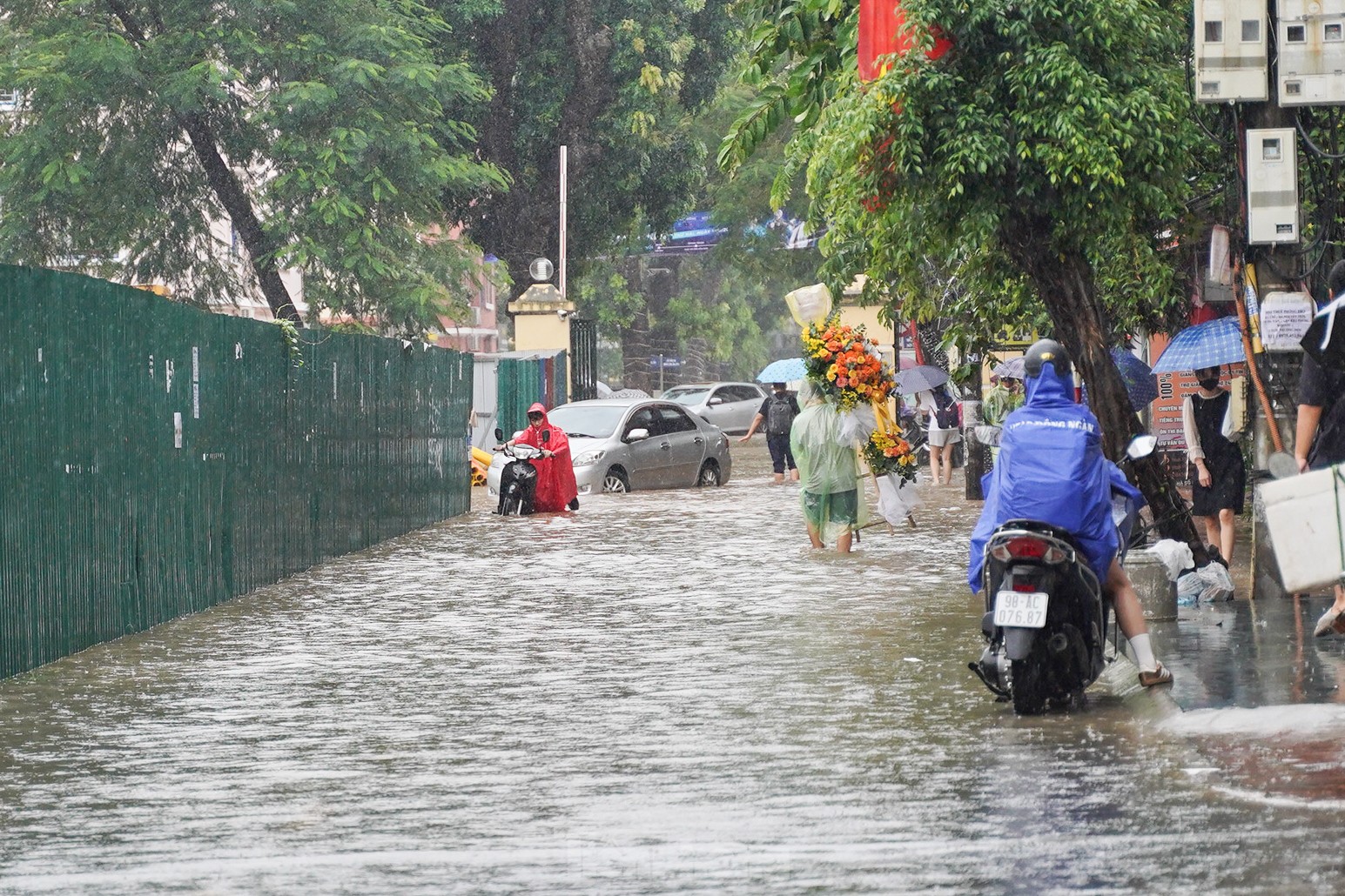 Mưa lớn xuyên đêm, nhiều tuyến đường ngập sâu, người Hà Nội rời nhà trước 6h sáng vẫn không thoát tắc- Ảnh 22.