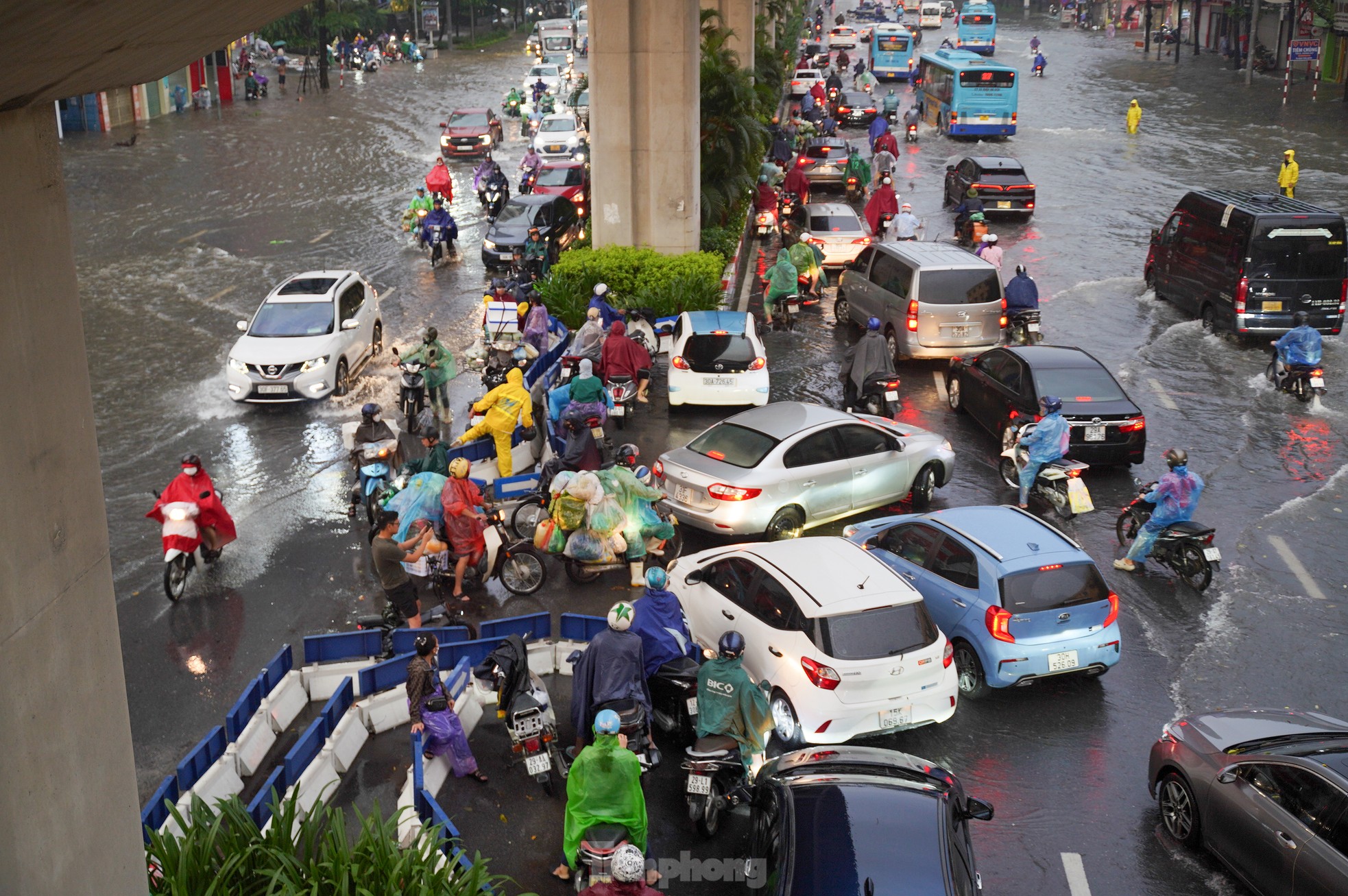 Mưa lớn xuyên đêm, giao thông Hà Nội ùn tắc, lộn xộn 5 giờ sáng- Ảnh 7.